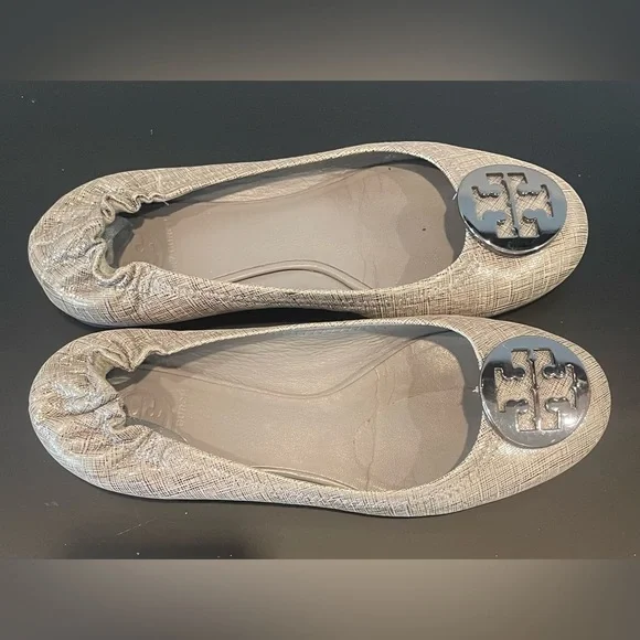 Tory Burch Reva Flat Size 8 Silver Pewter Leather Lg Silver Medallion Timeless - Picture 3 of 5